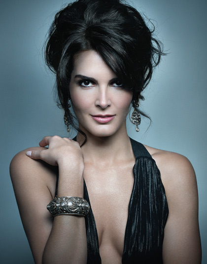 [angie_harmon1[1].jpg]
